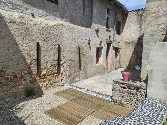 Maison de ville à Port de Penne avec cour