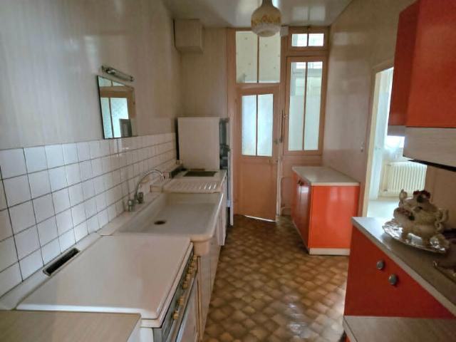 Maison de ville à rénover avec grand garage ? Bar le Duc, place Reggio. 176m2