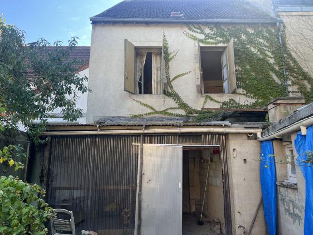 Maison de ville à rénover avec jardin !