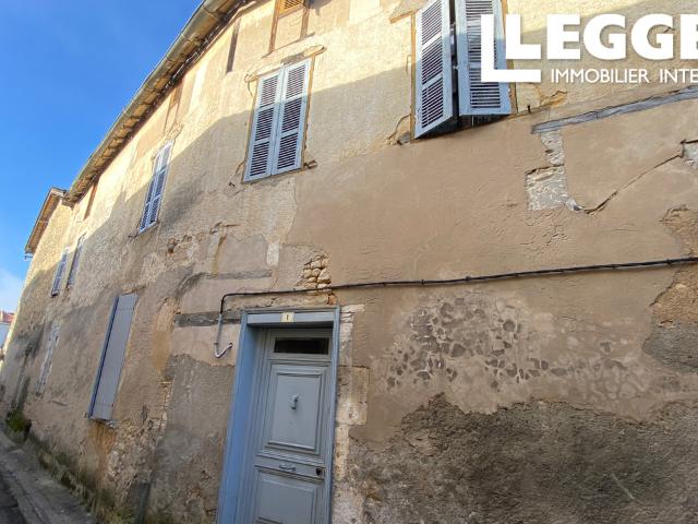 Maison de ville avec 5 chambres, pizzeria à emporter génératrice de revenus et excellent potentiel locatif