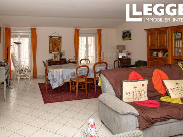 Maison de ville avec 2 appartements de 63 m2 et 108 m2 et un local commercial de 220 m2