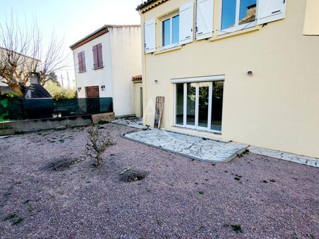 MAISON DE VILLE AVEC 3 CHAMBRES GARAGE ET JARDIN A CARCASSONNE