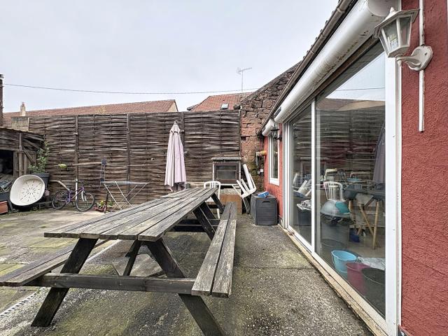 Maison de ville avec terrasse à rénover