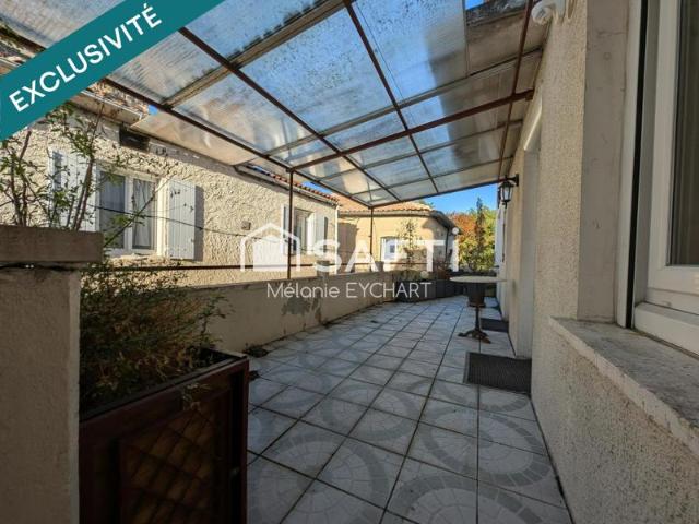 Maison de ville avec terrasse dans rue calme