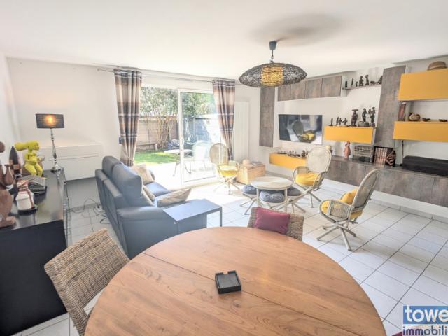 Maison de ville avec terrasse et stationnements privatifs en
