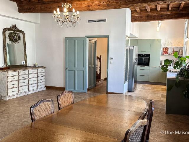 Maison de ville avec terrasse, garage et vue palais des pape. 210m² Avignon