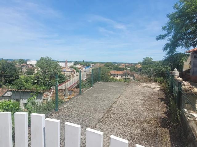 MAISON DE VILLE AVEC TERRASSE NON ATTENANTE