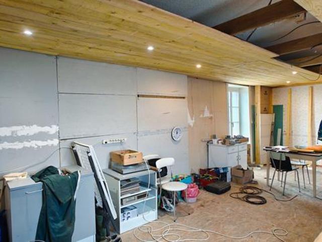 Maison de ville avec appartement, garage double et terrain constructible!