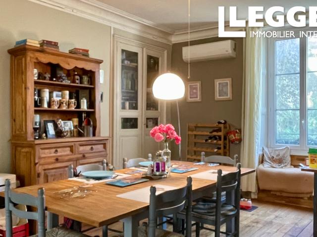 Maison de ville avec cinq chambres située au cour d'Aigre avec ses commerces