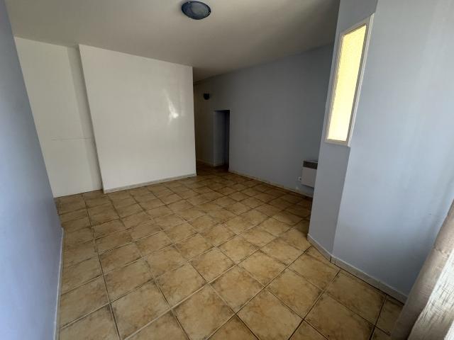 Maison de ville avec cour à proximité des commodités