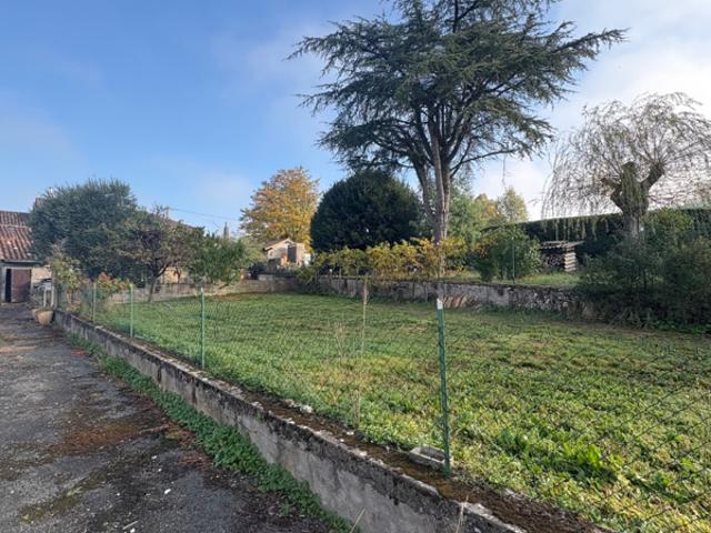 Maison de ville avec dépendances et terrain de 1000 m2
