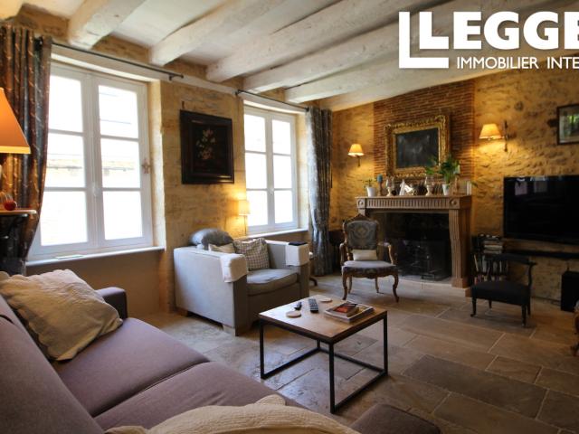 Maison de ville avec deux habitations et piscine