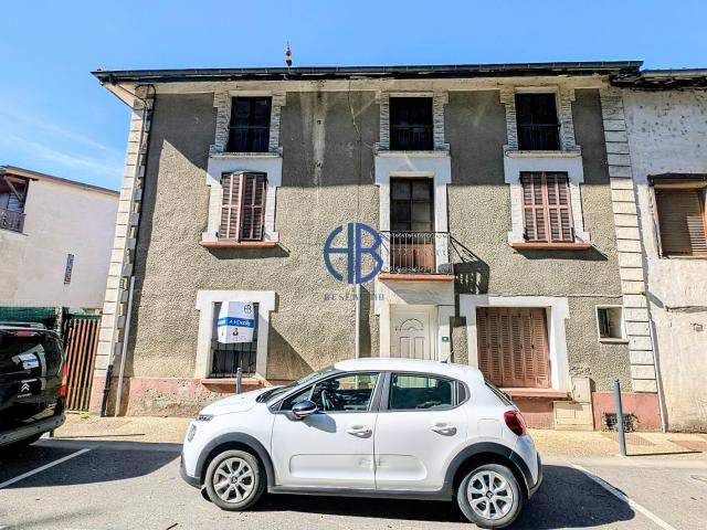 Maison de ville avec extérieur, garage et parking à rénover. 110m² Saint Etienne de Saint Geoirs
