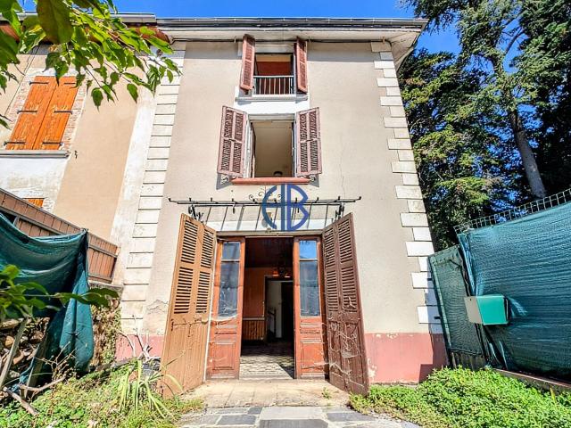 Maison de ville avec extérieur, garage et parking à rénover. 110m² Saint Etienne de Saint Geoirs