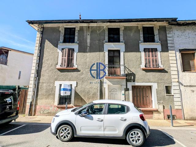 Maison de ville avec extérieur, garage et parking à rénover