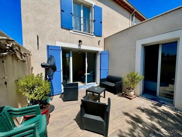 Maison de ville avec extérieur et parking sécurisé