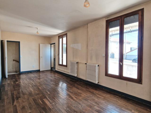 Maison de ville avec garage à fort potentiel proche UTT