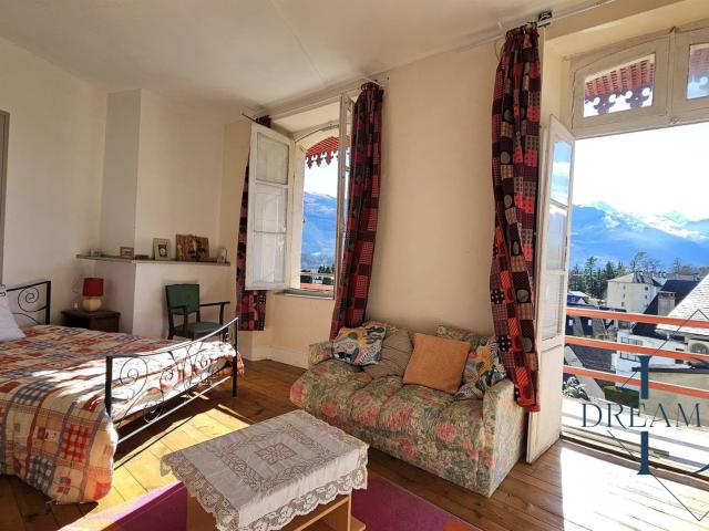 Maison de ville avec gîte et local commercial 380m² Argelès Gazost
