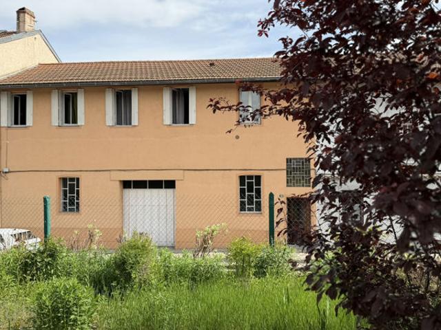 Maison de ville avec grand garage et terrain
