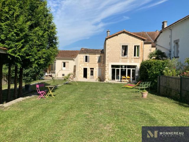 Maison De Ville Avec Grand Jardin 305m² Barbezieux Saint Hilaire