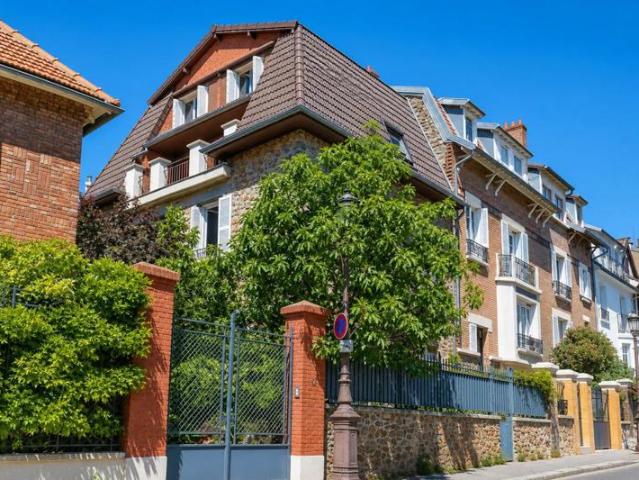 Maison de Ville avec jardin et terrasse 365 m² RUE STRAUSS Paris 20?