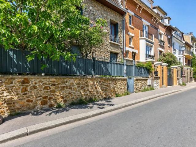 Maison de Ville avec jardin et terrasse 365 m² RUE STRAUSS Paris 20?