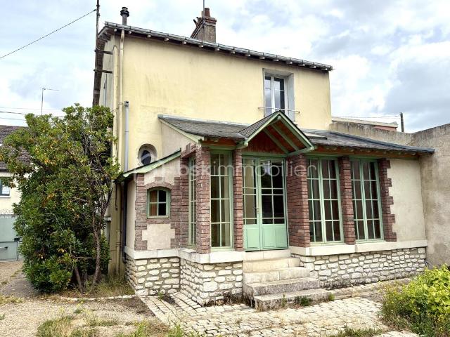 Maison de ville avec six garages et jardin