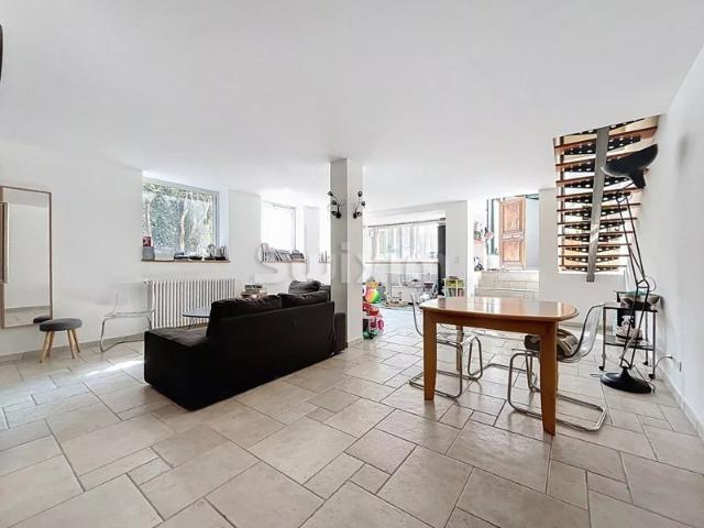 Maison de ville avec son jardin et ses dépendances