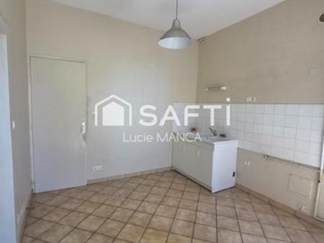 Maison de ville de 90 m² avec garage, cour et potentiel d'aménagement – Toucy
