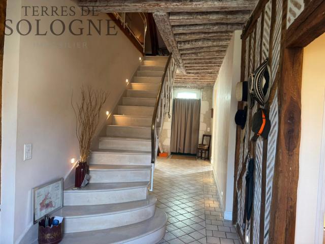 Maison de ville de caractère bordée par le Beuvron à Bracieux