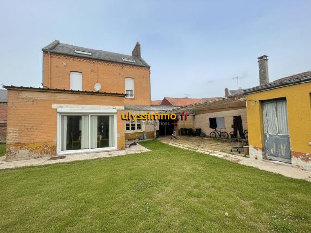 maison de ville de cinq chambres avec garage et jardin