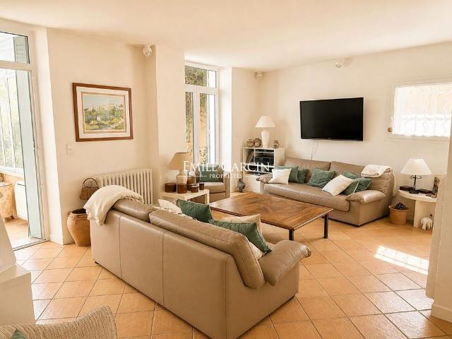 Maison de ville de luxe de 9 pièces en vente Saint Saturnin lès Avignon, France
