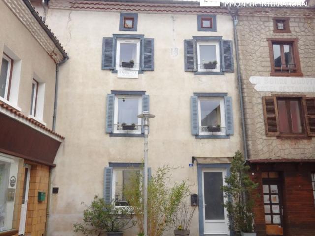 Maison de ville de trois chambres, avec grande salle à manger, cuisine, salle de bains, grand salon et cave