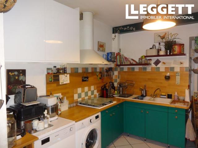 Maison de ville de trois chambres, avec grande salle à manger, cuisine, salle de bains, grand salon et cave