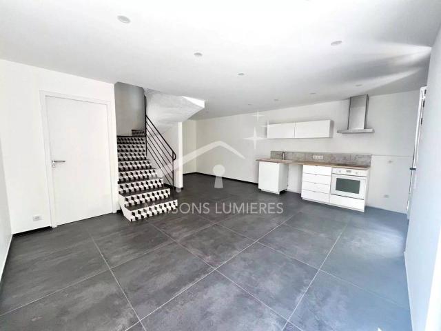 Maison de ville de type 3 sur deux niveaux avec cour 1030€