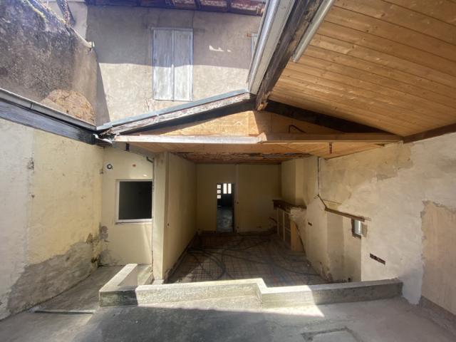 Maison de ville d'environ 100 M2 avec cour et dépendance