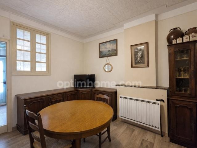 Maison de ville d'environ 100m², 6 pièces dont deux chambres, cour avec accès véhicule à LIGUEIL 37