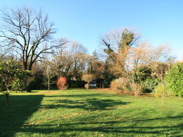 Maison de ville des années 1930 & jardin avec dépendances 111m² Le Bugue