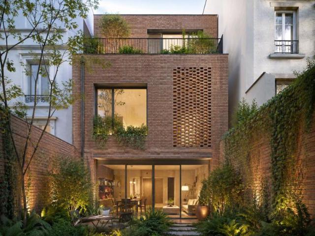 MAISON DE VILLE ENTIEREMENT NEUVE AVEC JARDIN PRIVATIF