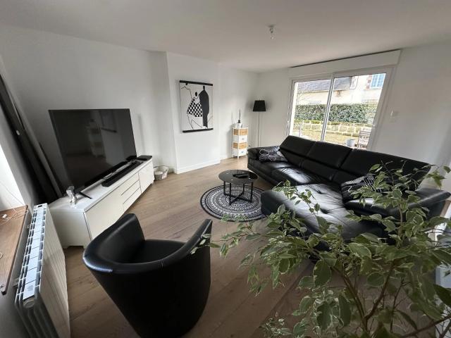 Maison de ville entièrement rénovée avec cour fermée