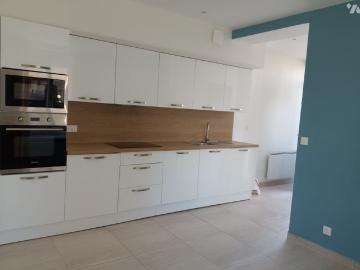 Maison de ville entièrement rénovée, offrant une entrée, une cuisine ouverte