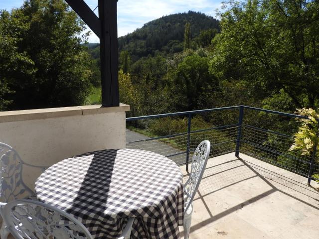 Maison de ville en pierre avec grande terrasse Proche St Cir. 100m² Crégols