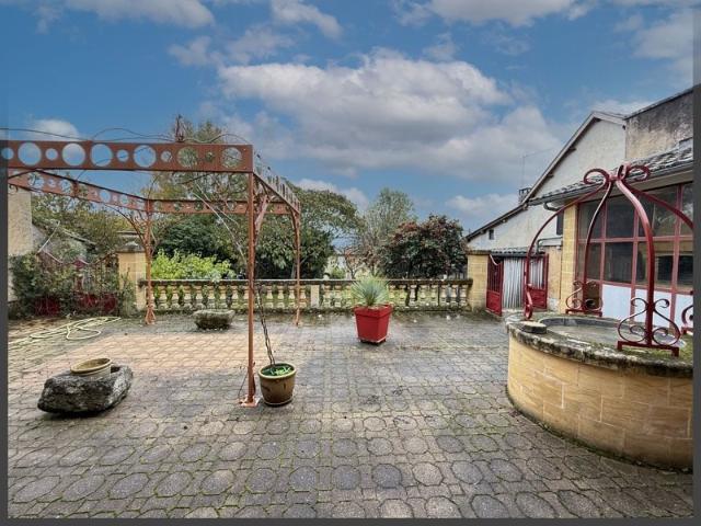 Maison de ville en pierre avec jardin et deuxième logement. 324m² Villefranche de Lonchat