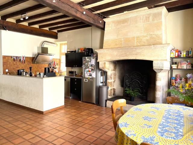 Maison de ville en pierre, garage, cour de 65 m² 6 chbres. 215m² Bazas
