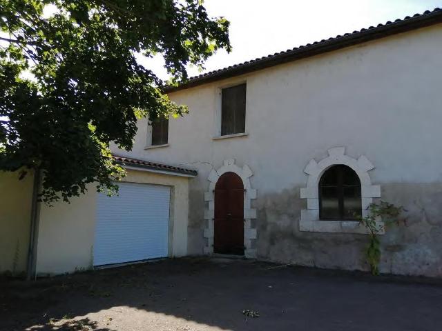 Maison de ville historique de 290 m² à rénover, avec double. 290m² Confolens