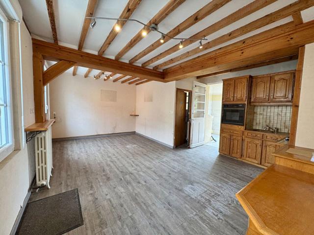 Maison de ville, indépendante avec autonomie de plain pied, à quelques pas du bourg!