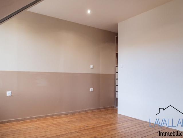 Maison de ville jumelée 1 seul côté à 2 pas du centre