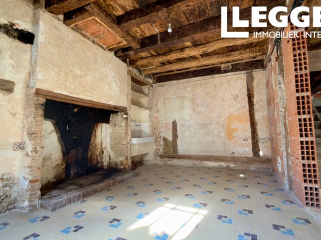 Maison de ville médiévale à rénover, pouvant offrir un logement de 4 à 5 chambres dans l’historique Villeréal