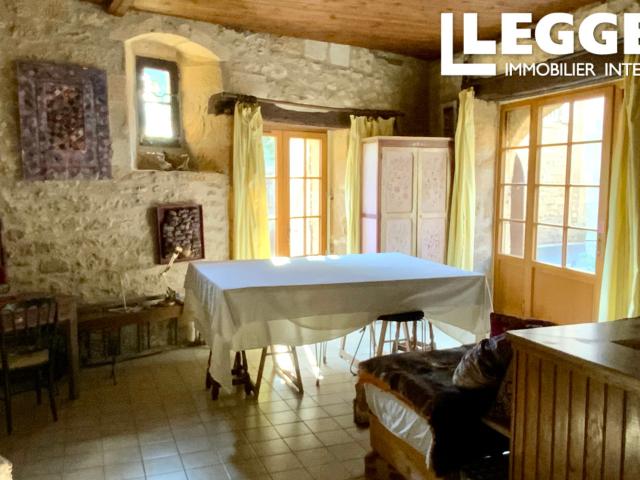 Maison de ville médiévale en pierre au centre historique de Montignac – tout à pied