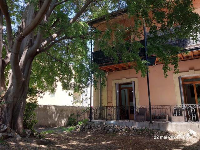 Maison de ville milieu 20e s, 165m2 avec jardin clos, proche